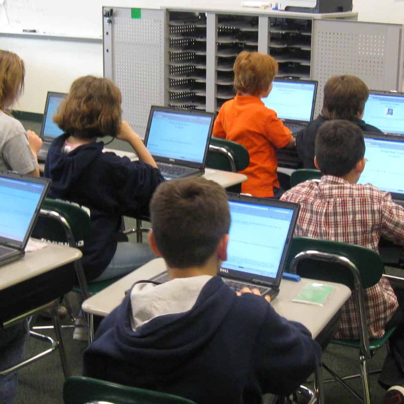 studenti studenti in classe. La rivoluzione dei processi aziendali diviene essenziale anche nell’ambito della formazione. Ecco perché Aeonvis ha personalizzato un verticale del CRM Salesforce che permette di migliorare la gestione degli studenti