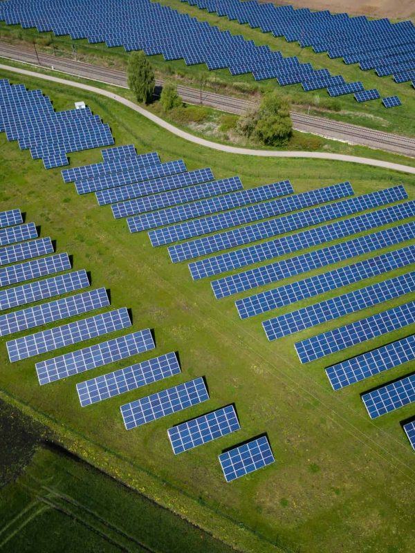 campo di pannelli solari. Aeonvis orchestra soluzioni su misura per diversi settori, tra cui  Hnergy. Questa versatilità permette di creare ecosistemi Salesforce perfettamente allineati alle esigenze specifiche di ogni mercato.